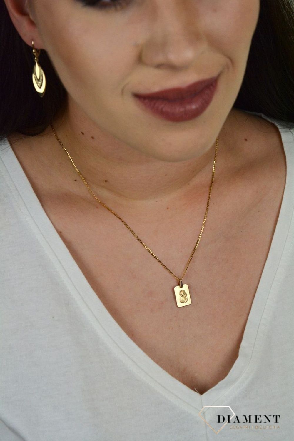 Estetycznie wykonana złota zawieszka prostokątna medalik z Matką Boską Częstochowską ZA 6057E.jpg